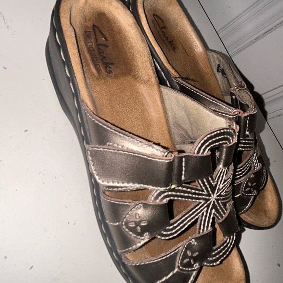 Clarks Brown Sandals with Floral Cutout Design - Picture 3 of 5